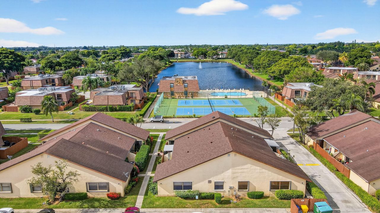 На продажу: $274,900 (2 спален, 2 ванн, 1102 Квадратных фут)