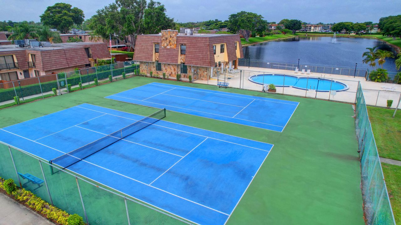 На продажу: $274,900 (2 спален, 2 ванн, 1102 Квадратных фут)