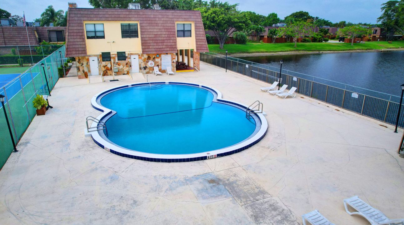 На продажу: $274,900 (2 спален, 2 ванн, 1102 Квадратных фут)