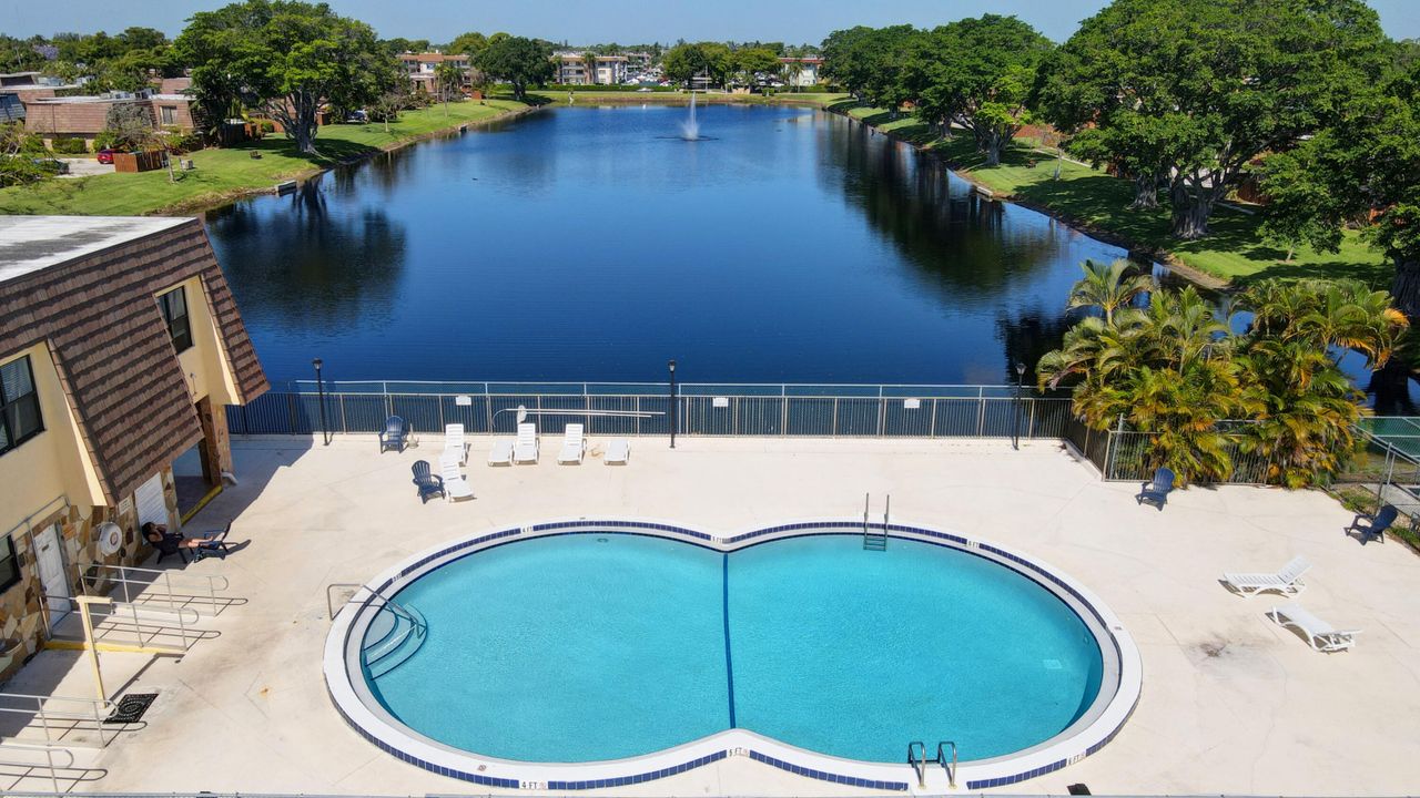 На продажу: $274,900 (2 спален, 2 ванн, 1102 Квадратных фут)