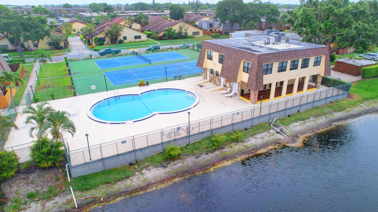 На продажу: $274,900 (2 спален, 2 ванн, 1102 Квадратных фут)