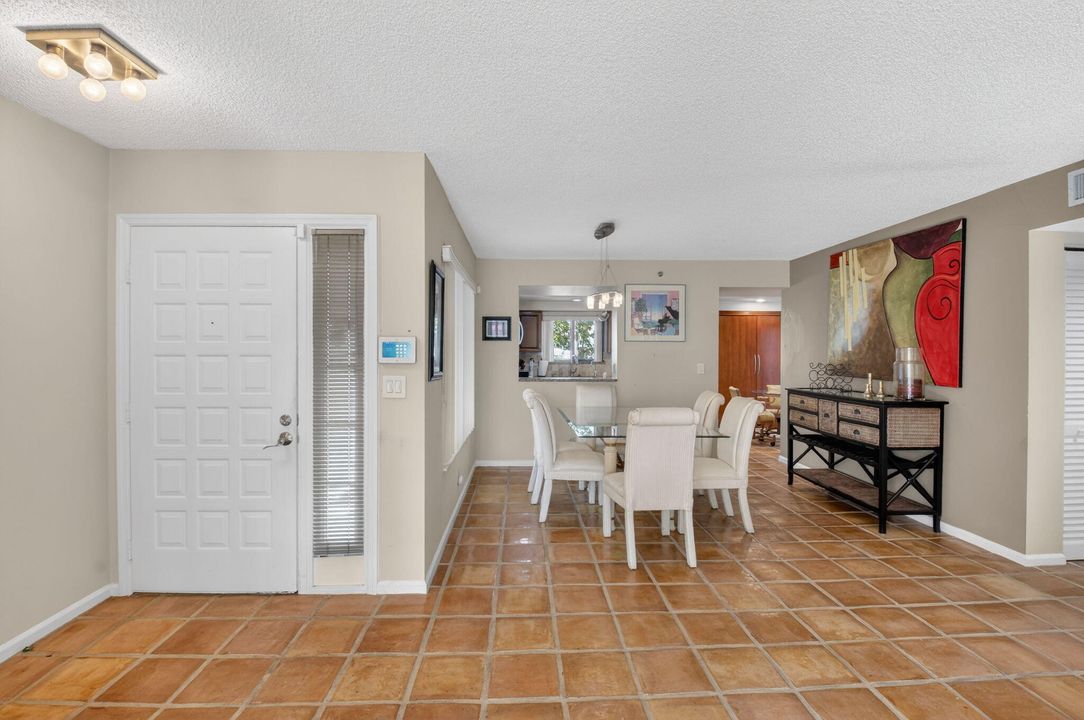 For Sale: $359,900 (2 beds, 2 baths, 1688 Square Feet)