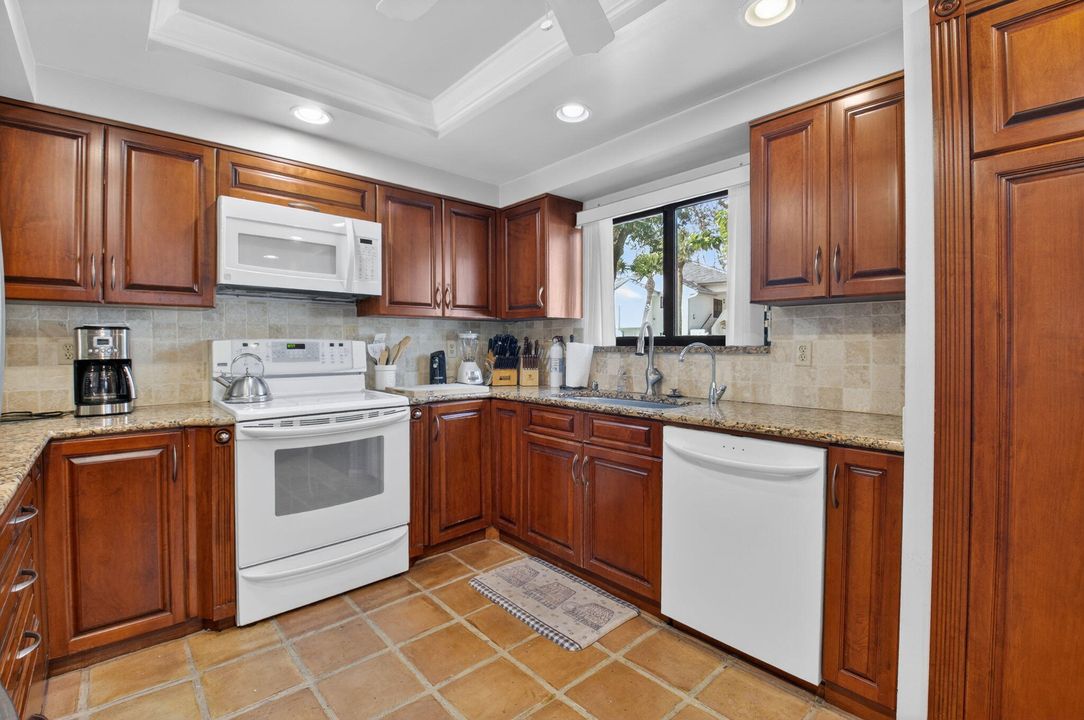 For Sale: $359,900 (2 beds, 2 baths, 1688 Square Feet)
