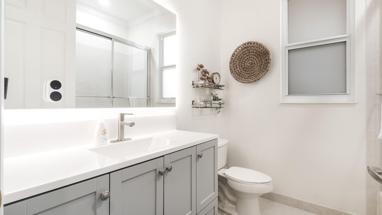 For Sale: $565,000 (3 beds, 2 baths, 1984 Square Feet)