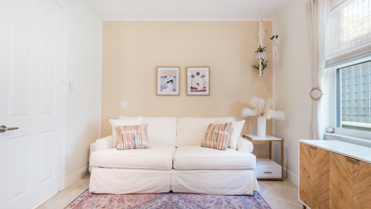 For Sale: $565,000 (3 beds, 2 baths, 1984 Square Feet)