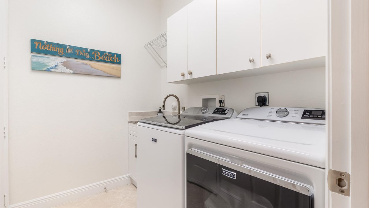 For Sale: $565,000 (3 beds, 2 baths, 1984 Square Feet)