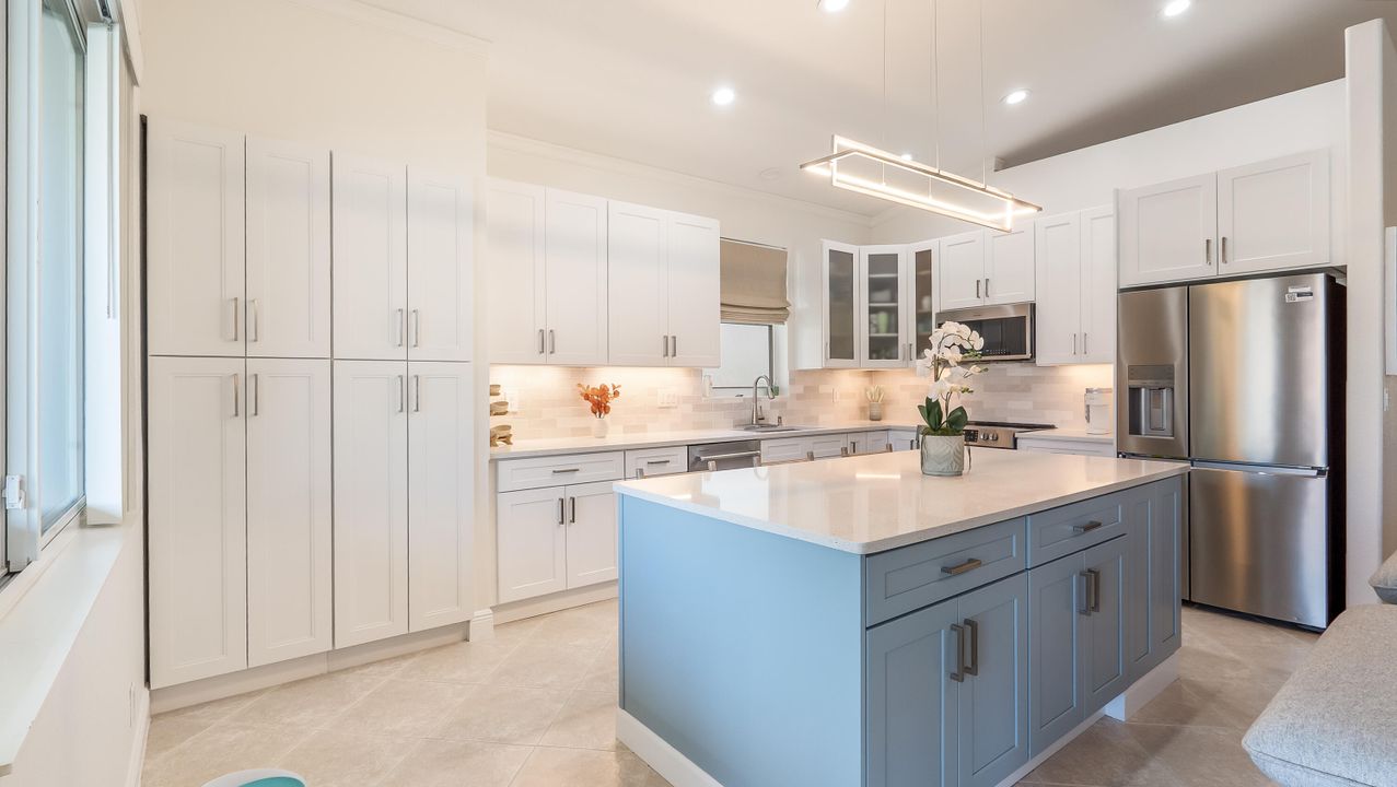 For Sale: $565,000 (3 beds, 2 baths, 1984 Square Feet)