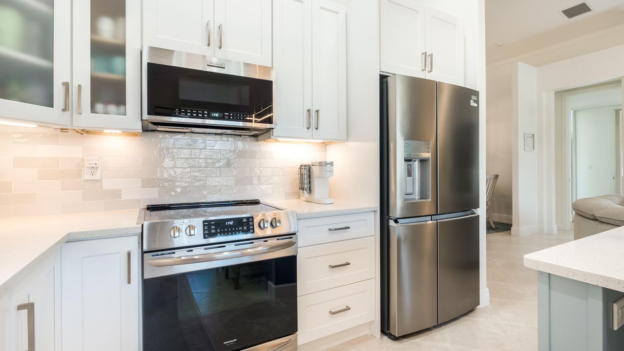 For Sale: $565,000 (3 beds, 2 baths, 1984 Square Feet)