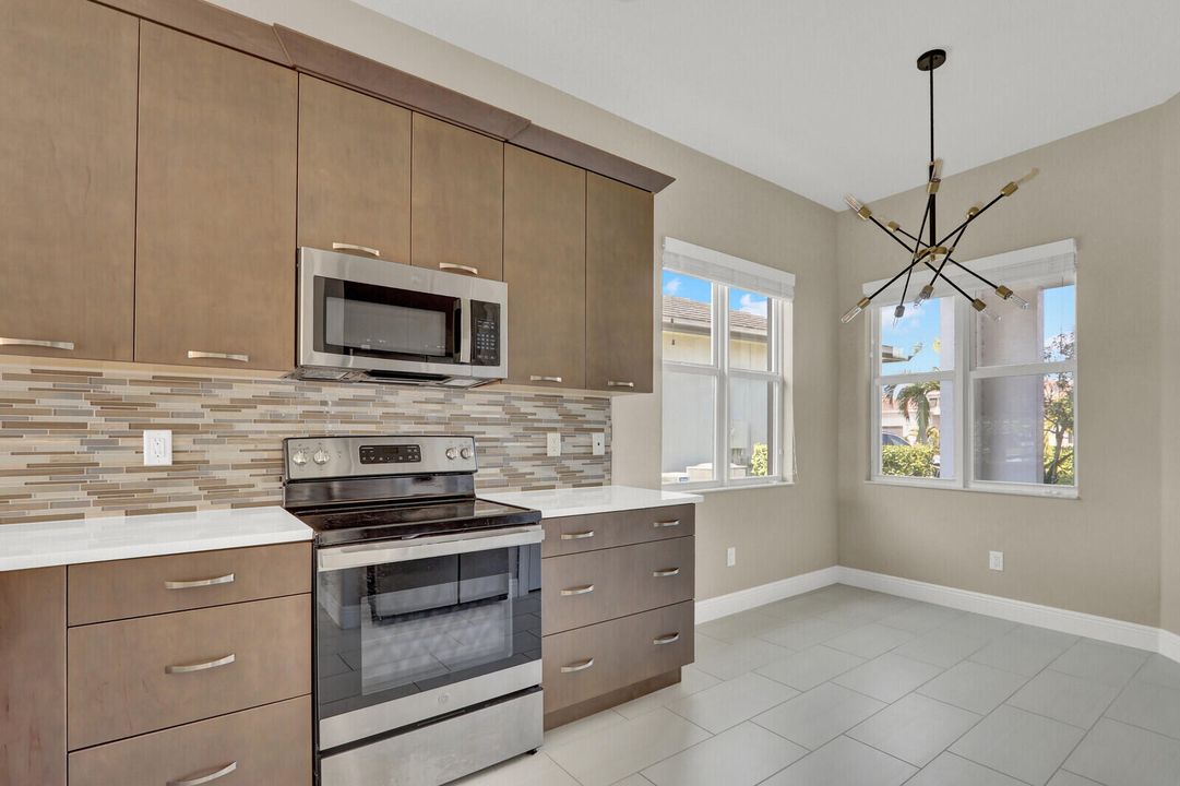 В аренду: $3,300 (2 спален, 2 ванн, 1646 Квадратных фут)