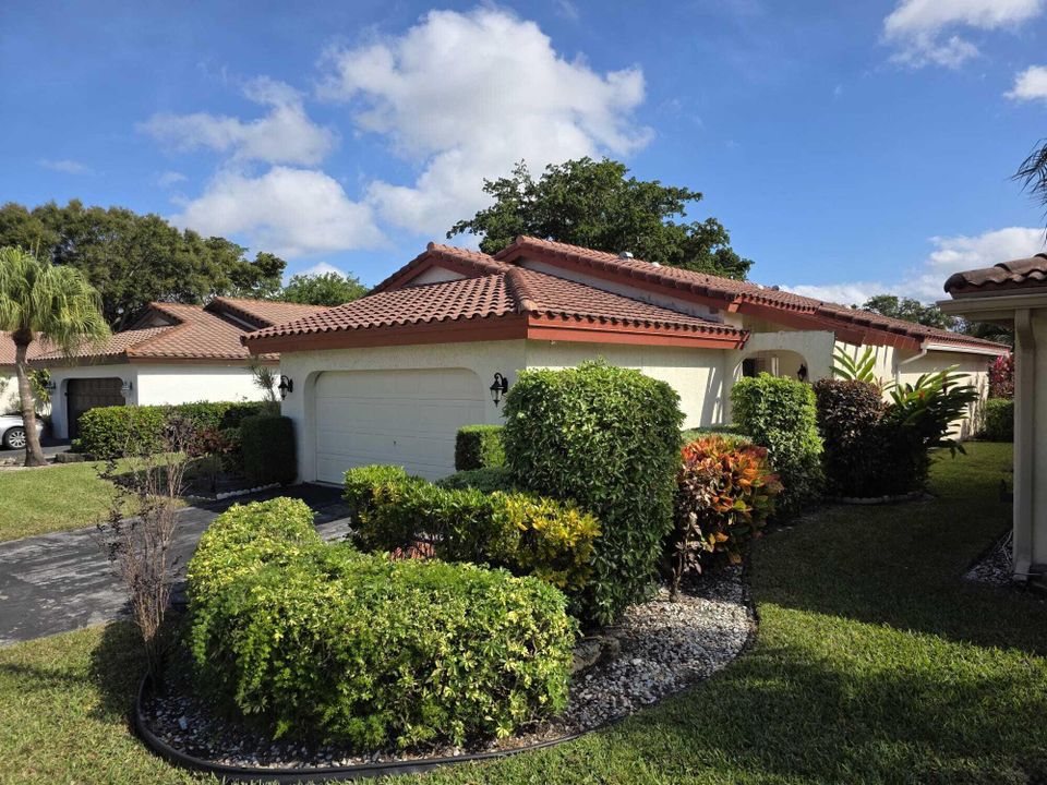 For Sale: $350,000 (2 beds, 2 baths, 1649 Square Feet)