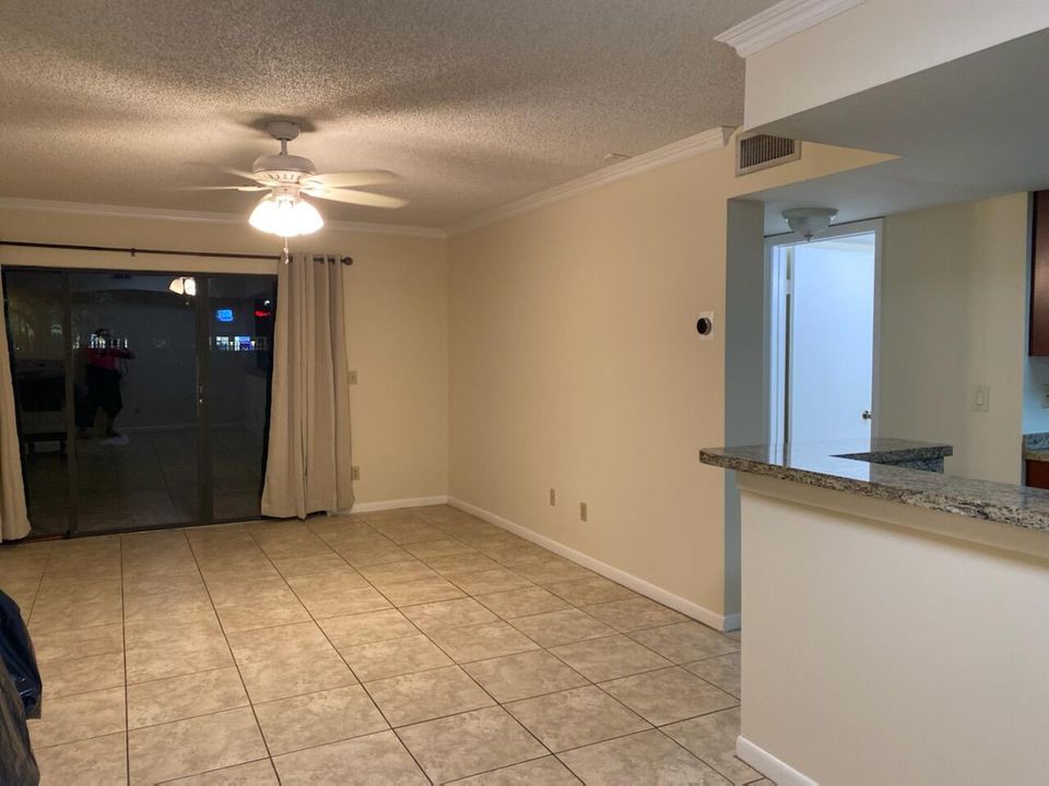 出租: $2,000 (2 贝兹, 2 浴室, 986 平方英尺)