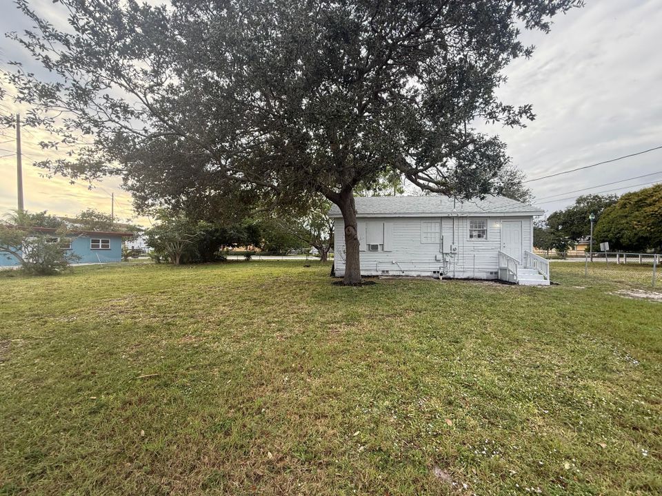 For Rent: $2,450 (2 beds, 1 baths, 780 Square Feet)