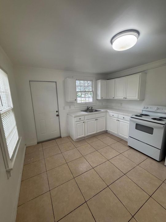 For Rent: $2,450 (2 beds, 1 baths, 780 Square Feet)