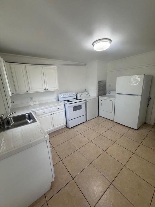 For Rent: $2,450 (2 beds, 1 baths, 780 Square Feet)