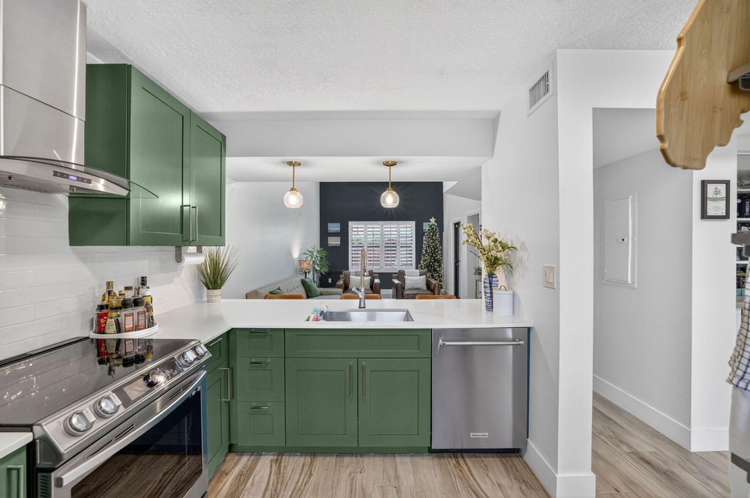 For Sale: $575,000 (3 beds, 2 baths, 1408 Square Feet)