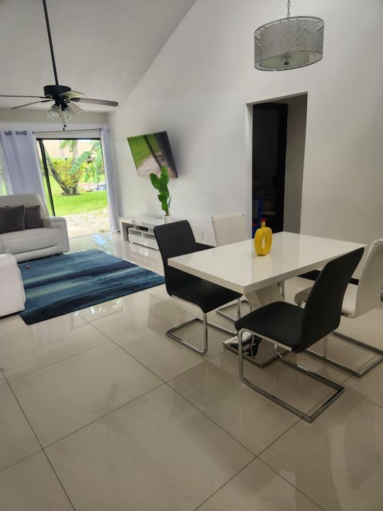 出租: $2,800 (3 贝兹, 2 浴室, 1183 平方英尺)