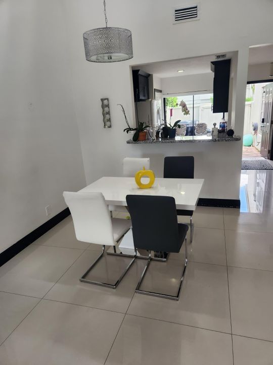 出租: $2,800 (3 贝兹, 2 浴室, 1183 平方英尺)