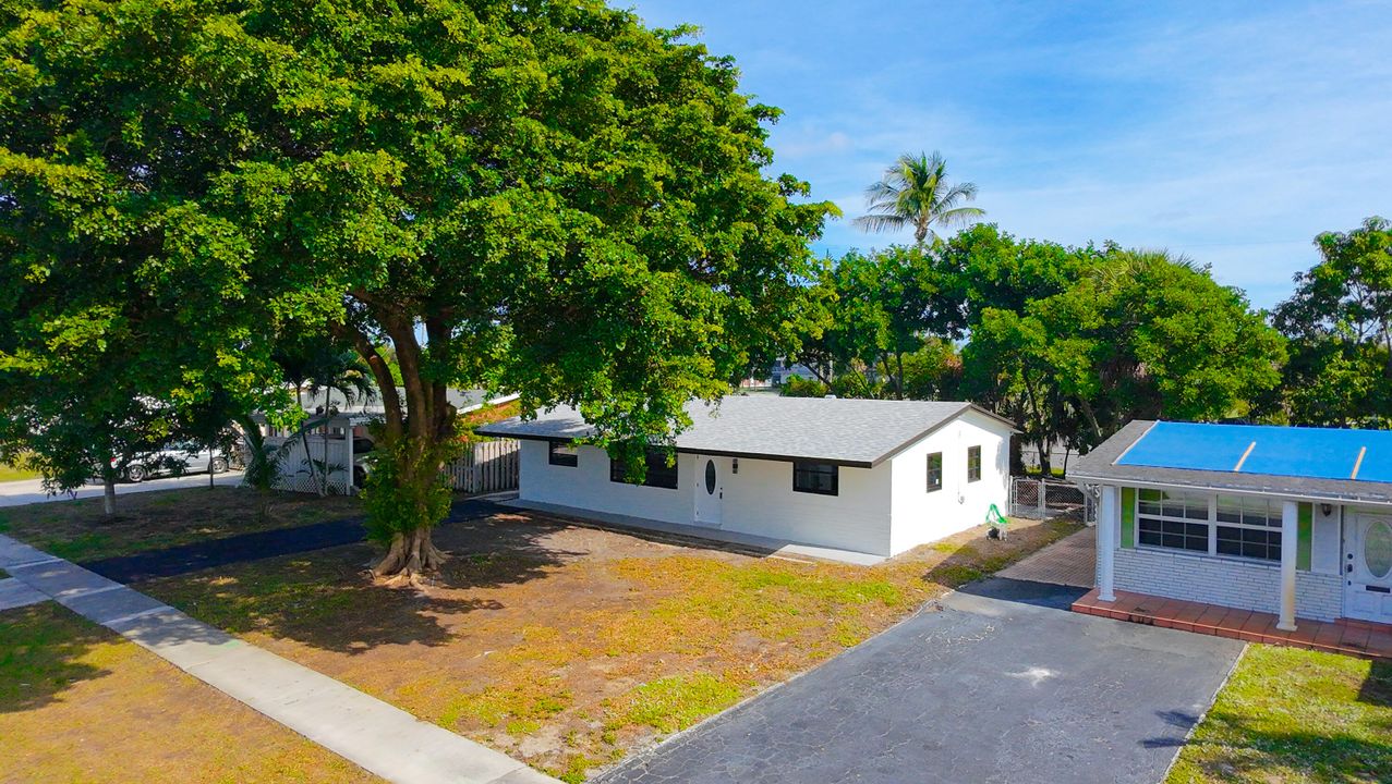 For Sale: $525,000 (3 beds, 2 baths, 1295 Square Feet)