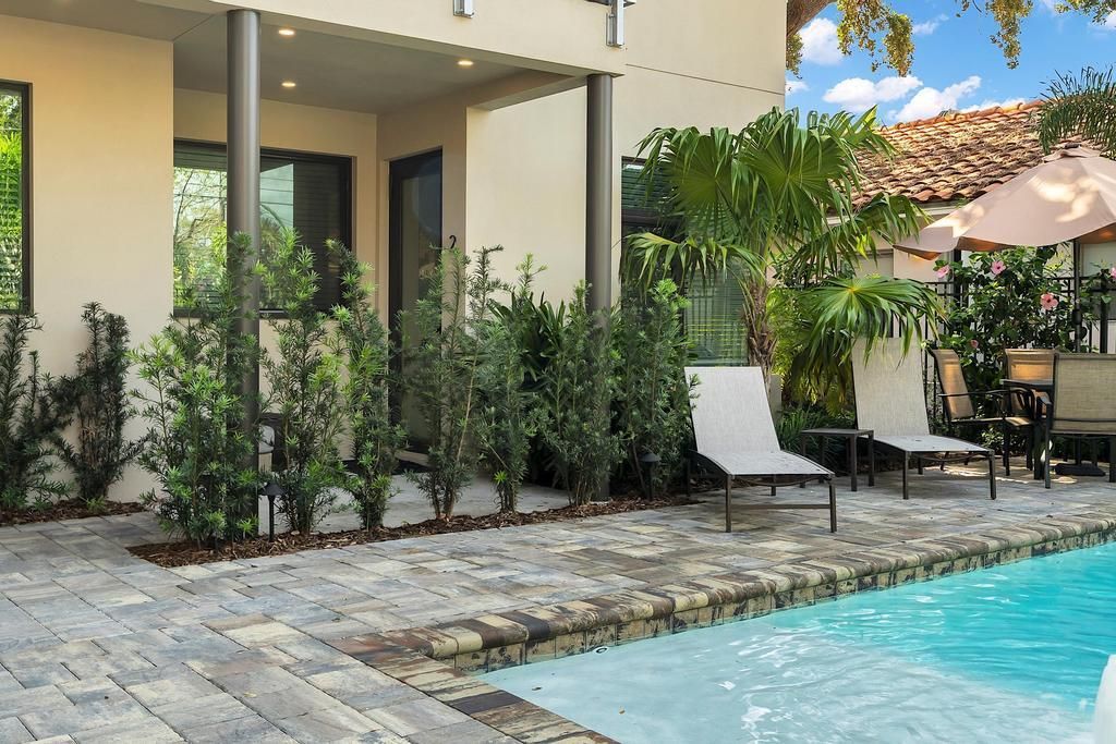 For Rent: $2,500 (2 beds, 1 baths, 720 Square Feet)