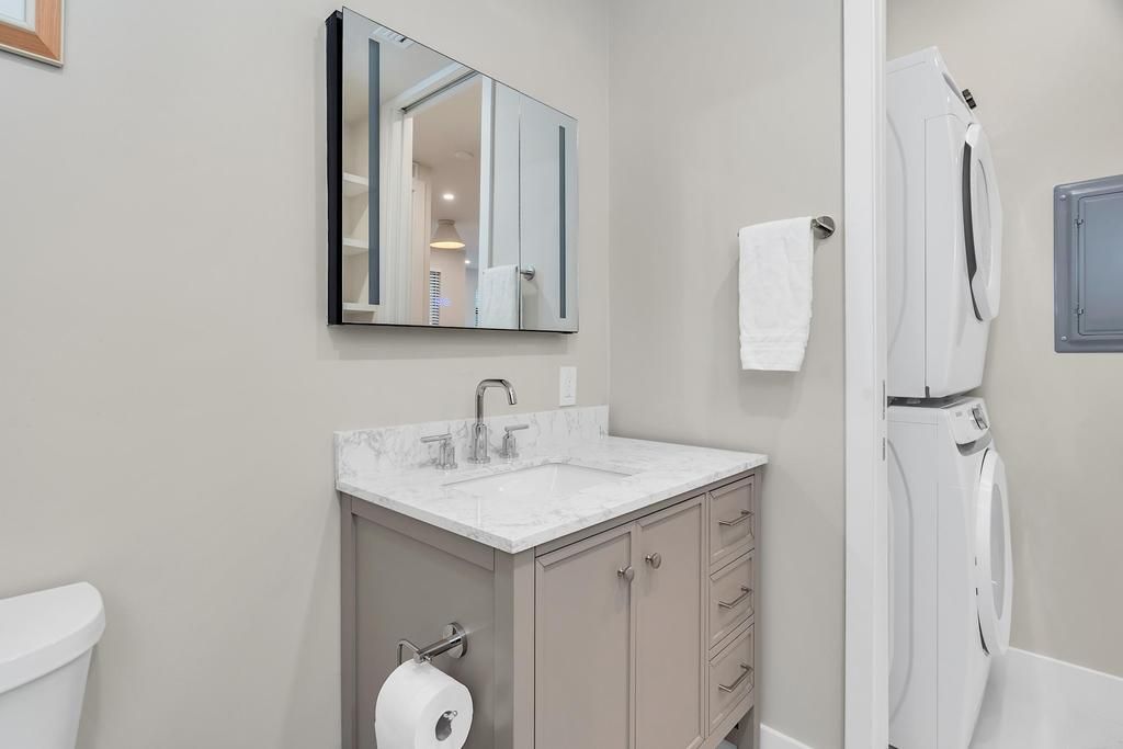 For Rent: $2,500 (2 beds, 1 baths, 720 Square Feet)