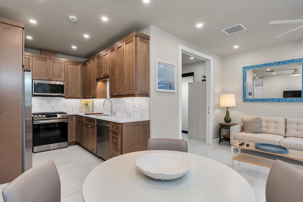 For Rent: $2,500 (2 beds, 1 baths, 720 Square Feet)