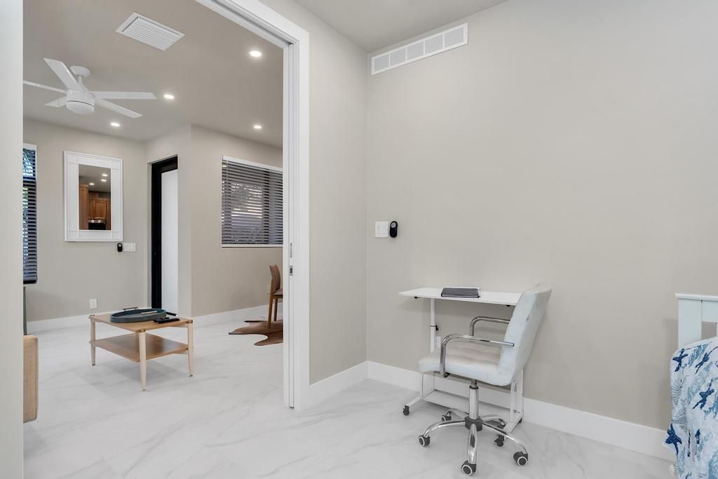 For Rent: $2,500 (2 beds, 1 baths, 720 Square Feet)