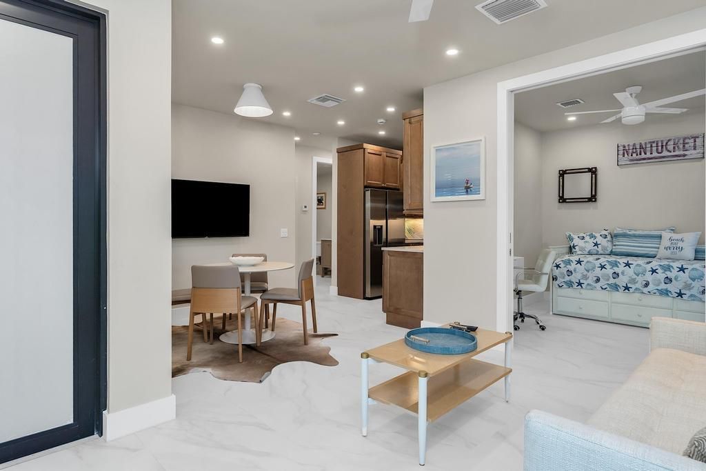 For Rent: $2,500 (2 beds, 1 baths, 720 Square Feet)