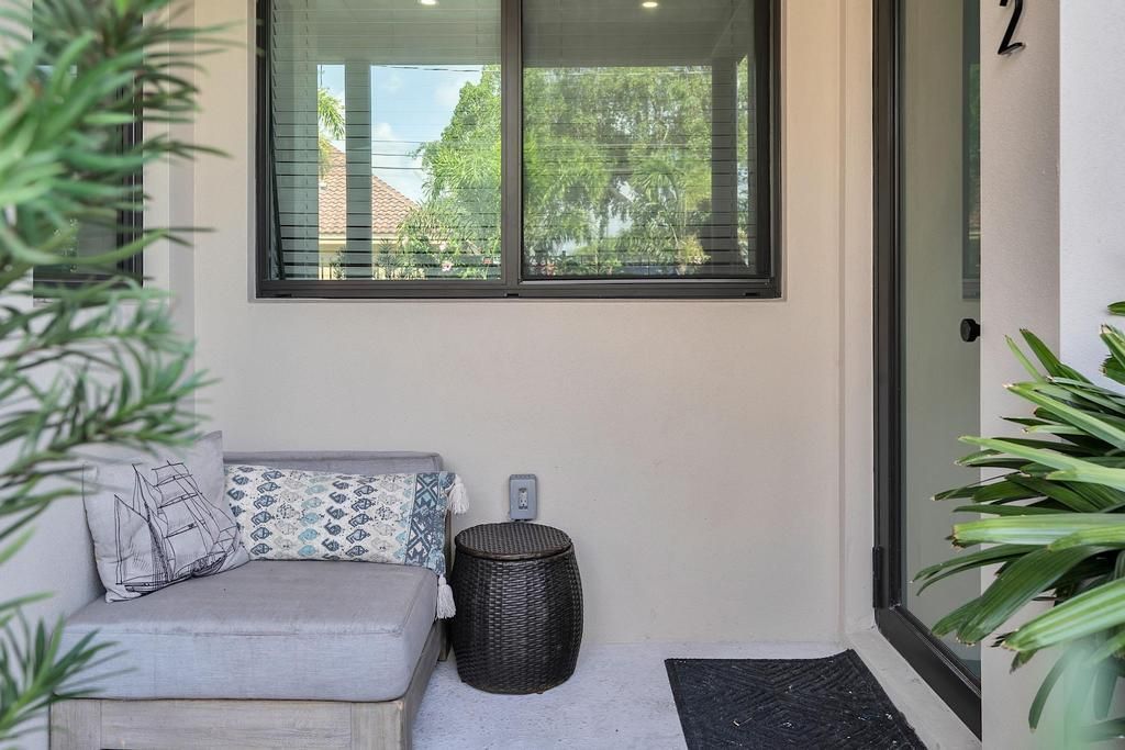 For Rent: $2,500 (2 beds, 1 baths, 720 Square Feet)