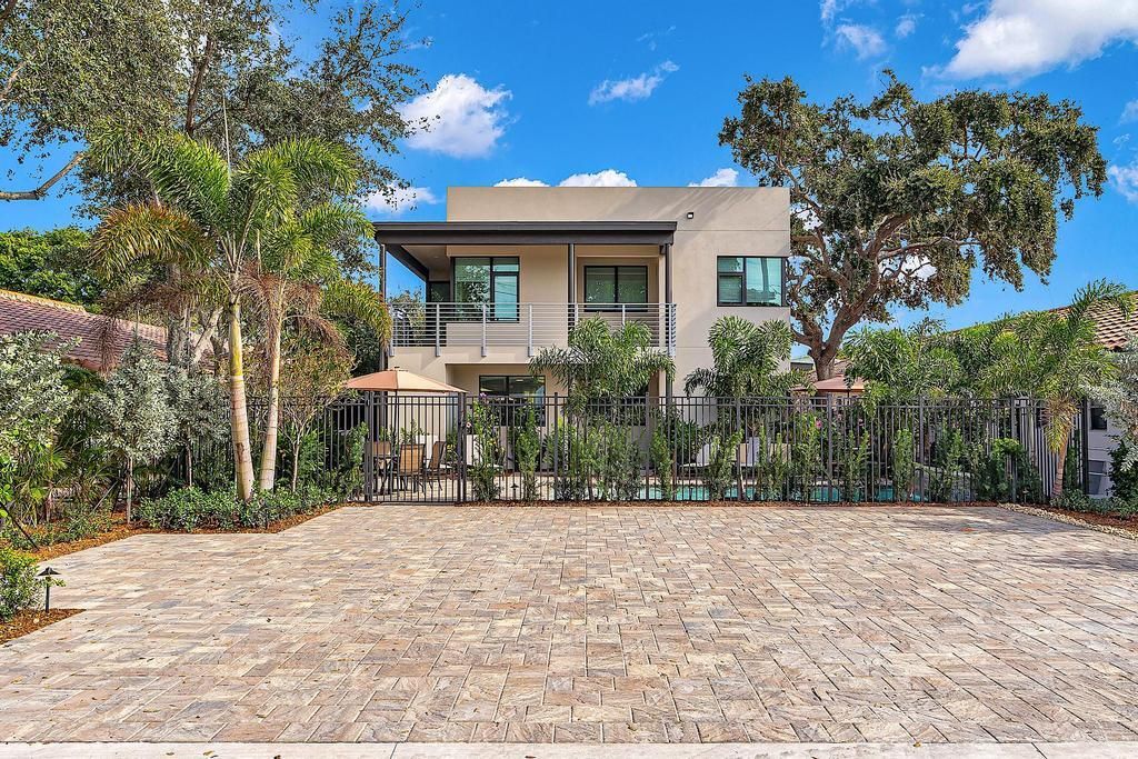 For Rent: $2,500 (2 beds, 1 baths, 720 Square Feet)