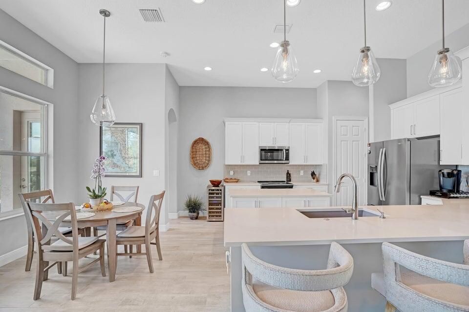 На продажу: $749,900 (3 спален, 3 ванн, 2363 Квадратных фут)