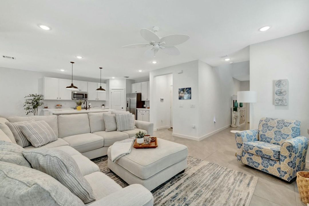 En Venta: $394,000 (4 camas, 2 baños, 2230 Pies cuadrados)