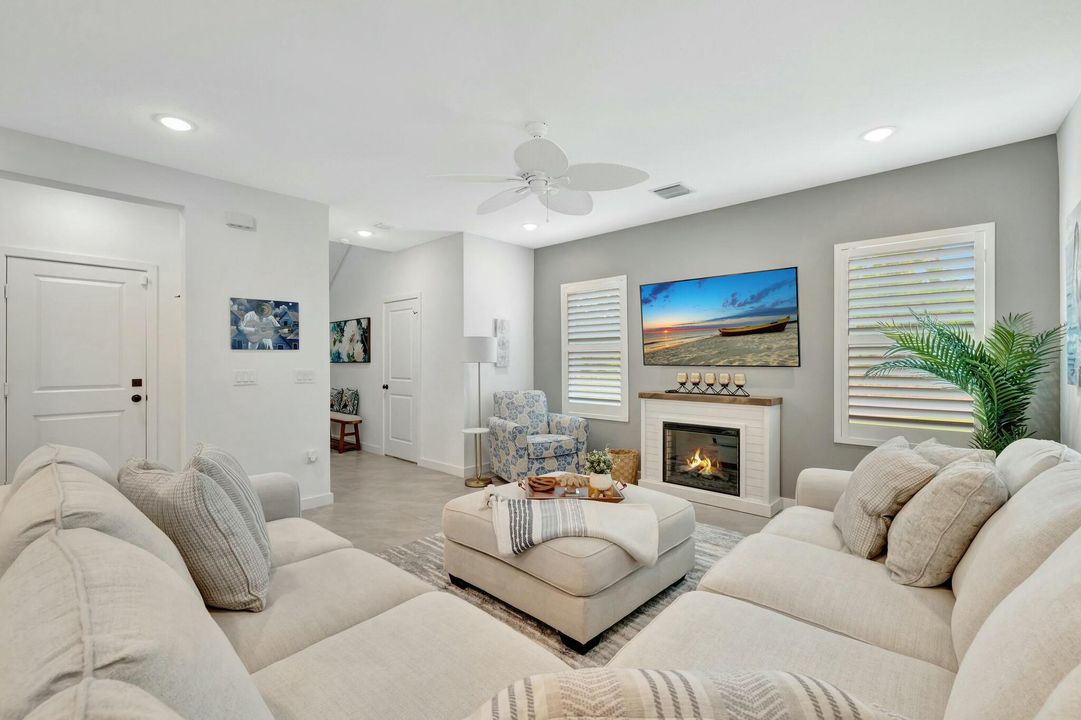 En Venta: $394,000 (4 camas, 2 baños, 2230 Pies cuadrados)