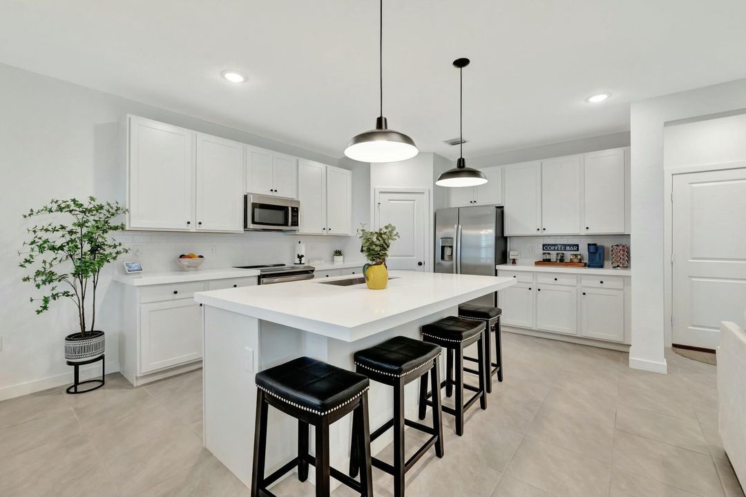 En Venta: $394,000 (4 camas, 2 baños, 2230 Pies cuadrados)