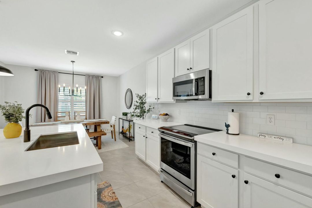 En Venta: $394,000 (4 camas, 2 baños, 2230 Pies cuadrados)