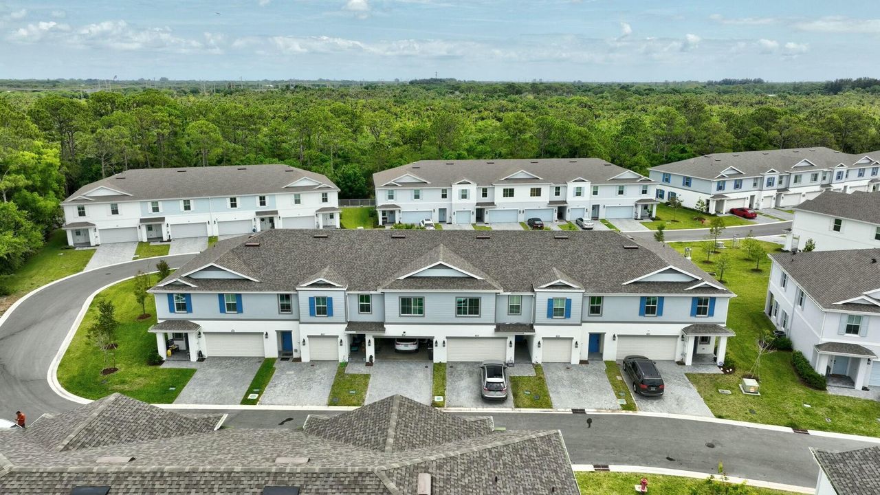 En Venta: $394,000 (4 camas, 2 baños, 2230 Pies cuadrados)