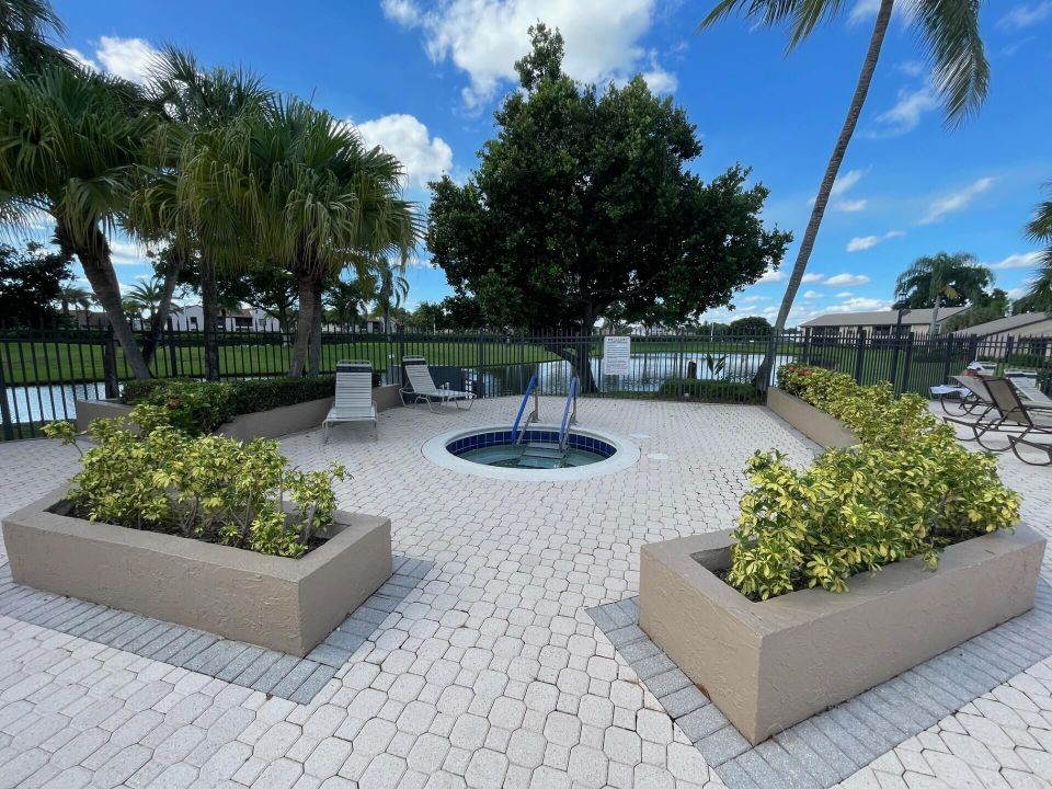 На продажу: $399,000 (2 спален, 2 ванн, 1411 Квадратных фут)