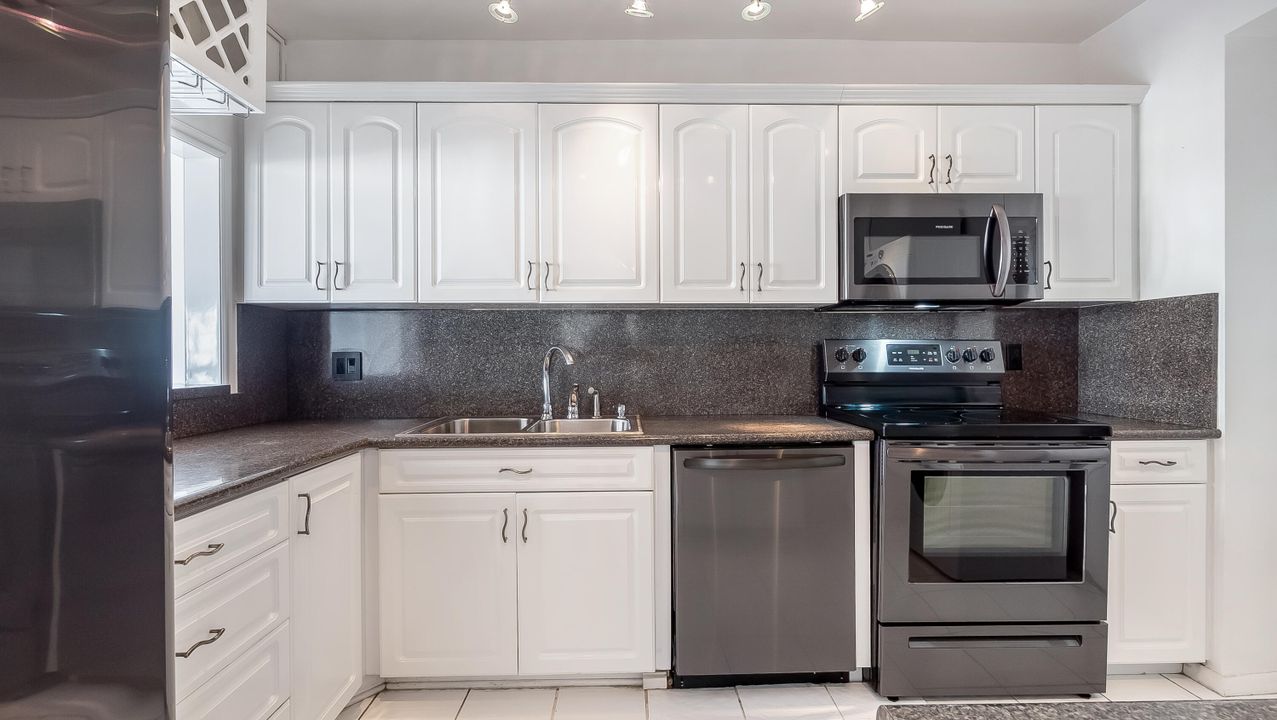 For Sale: $388,888 (2 beds, 2 baths, 1395 Square Feet)