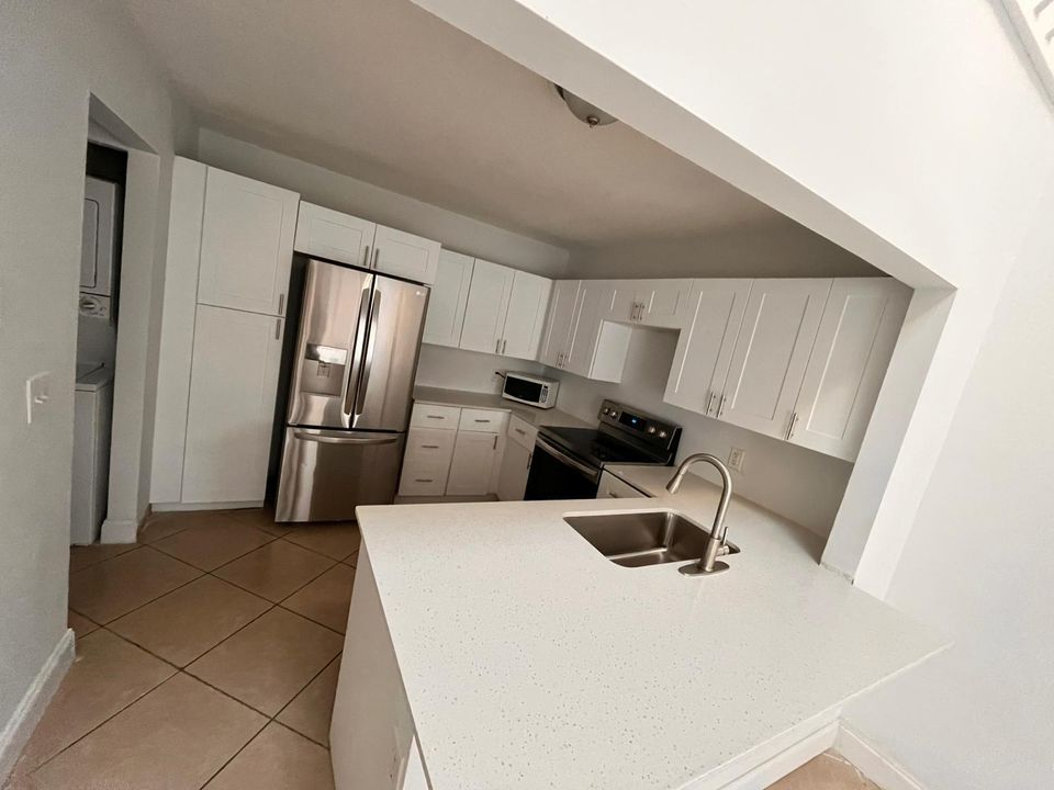 待售: $269,000 (2 贝兹, 1 浴室, 1027 平方英尺)