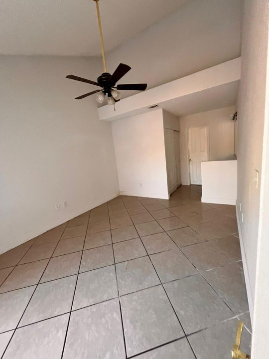 待售: $269,000 (2 贝兹, 1 浴室, 1027 平方英尺)