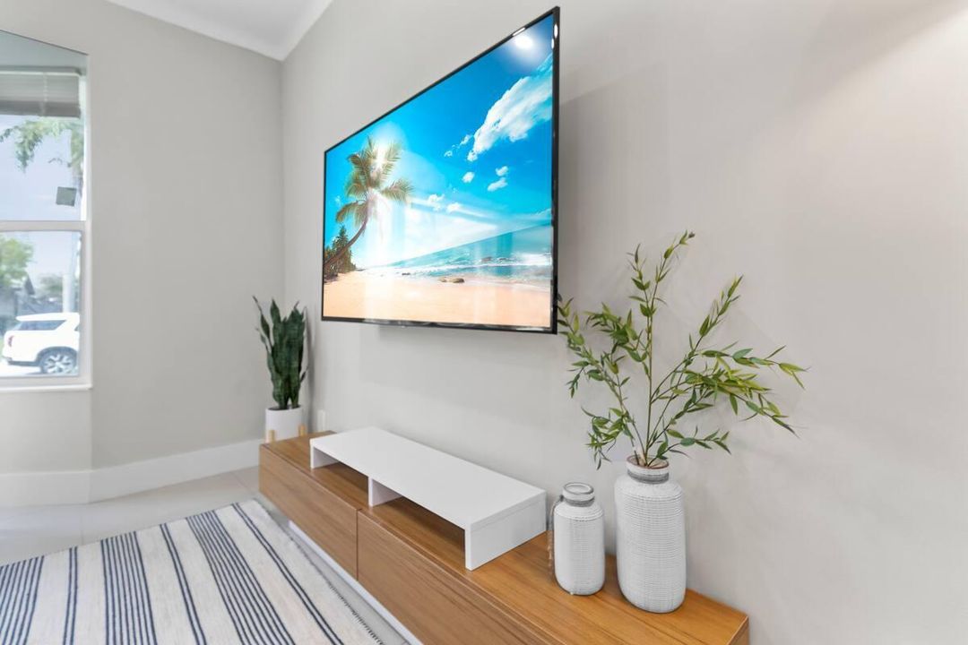 Active With Contract: $3,490 (3 beds, 2 baths, 1238 Square Feet)