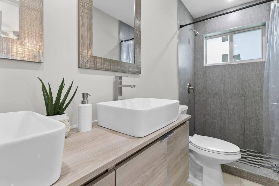 Active With Contract: $3,490 (3 beds, 2 baths, 1238 Square Feet)