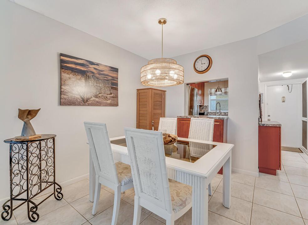 En Venta: $319,000 (2 camas, 2 baños, 911 Pies cuadrados)