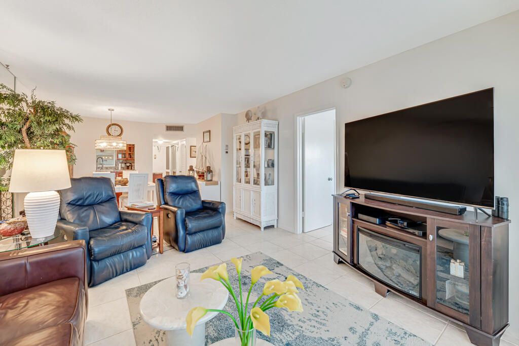 En Venta: $319,000 (2 camas, 2 baños, 911 Pies cuadrados)