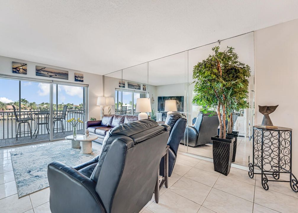 En Venta: $319,000 (2 camas, 2 baños, 911 Pies cuadrados)