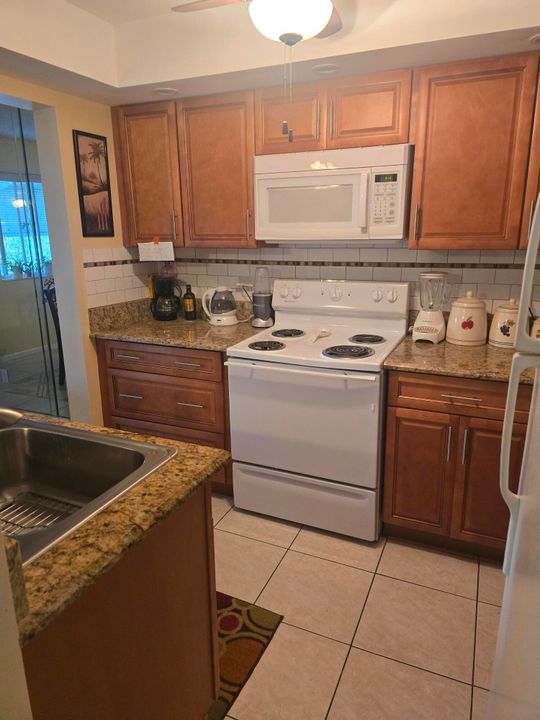 For Rent: $1,600 (1 beds, 1 baths, 834 Square Feet)