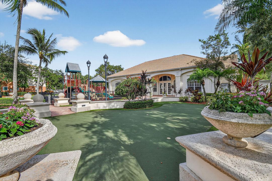 For Rent: $2,800 (2 beds, 1 baths, 946 Square Feet)