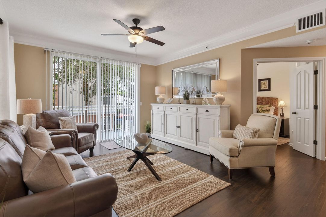 For Rent: $2,800 (2 beds, 1 baths, 946 Square Feet)