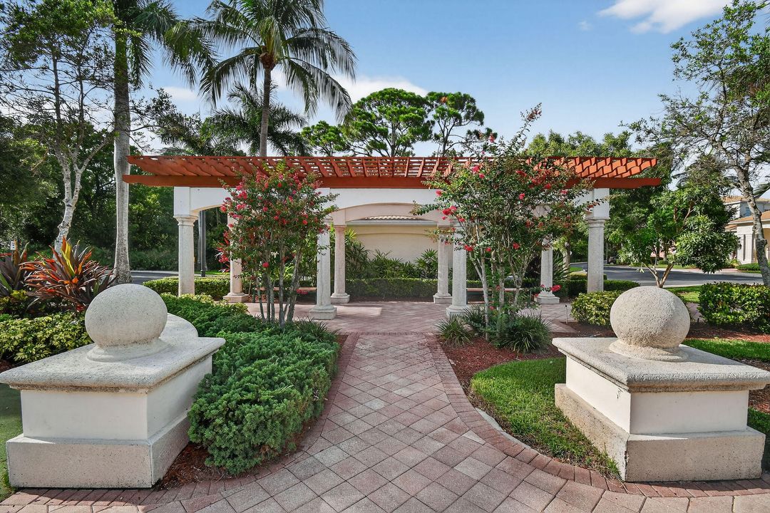 For Rent: $2,800 (2 beds, 1 baths, 946 Square Feet)