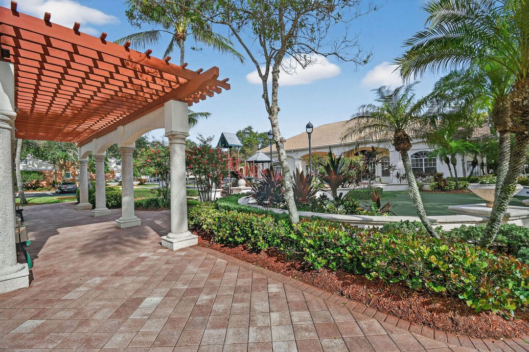 For Rent: $2,800 (2 beds, 1 baths, 946 Square Feet)