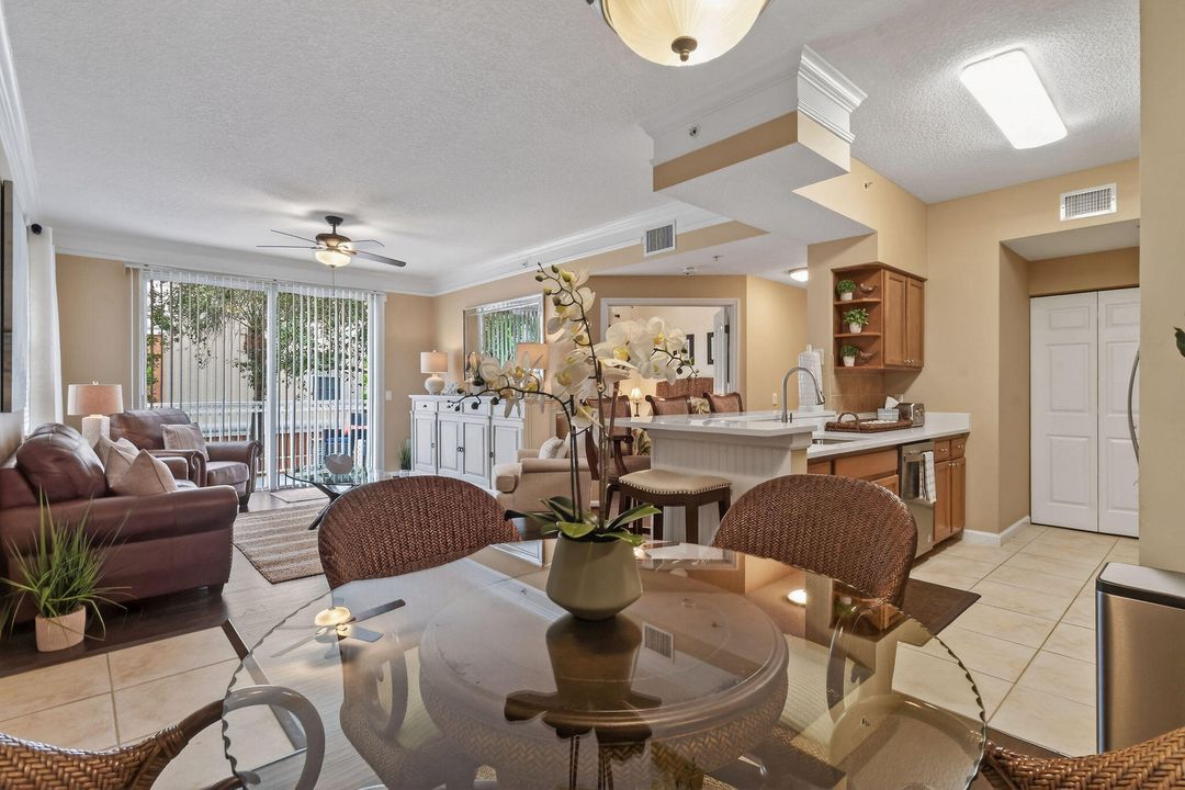 For Rent: $2,800 (2 beds, 1 baths, 946 Square Feet)